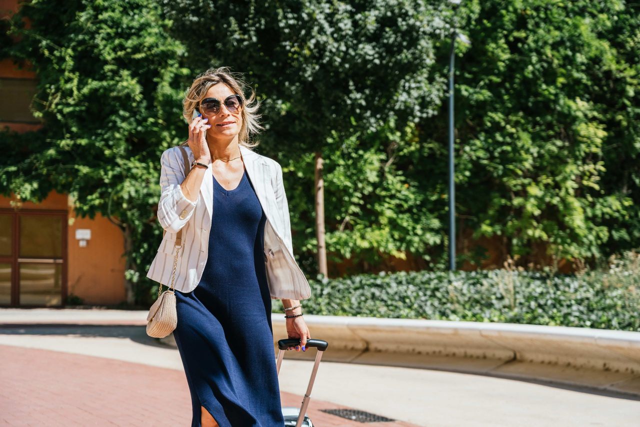 Comfortable but chic travel outfits for moms