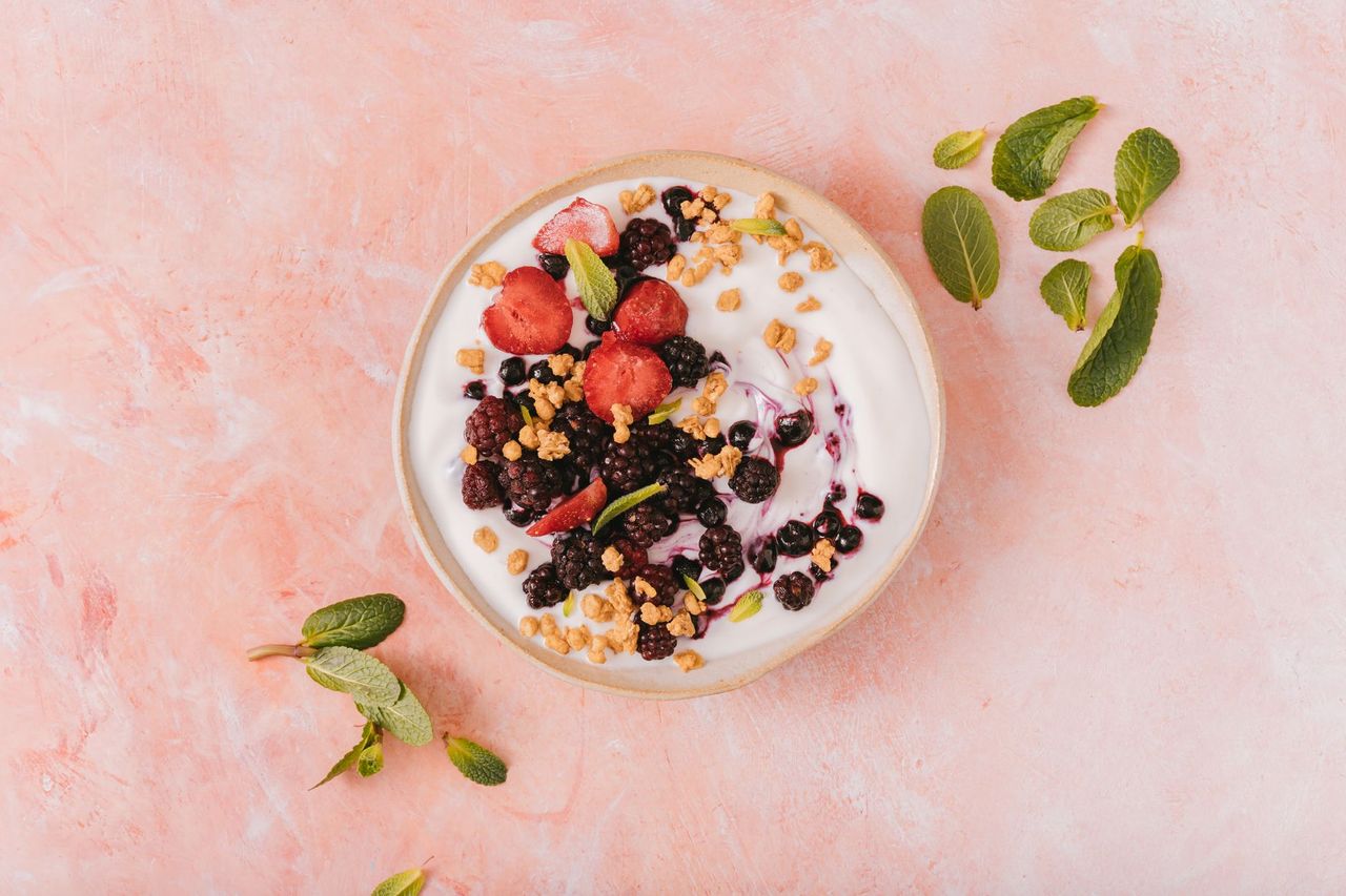 greek yogurt berries bowl