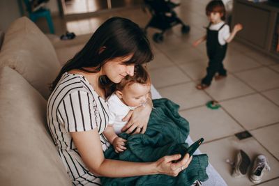 Second-Year Mum Overwhelm: BetterHelp vs Local Counselling vs Peer Support, Real Options for the £30 to £200 Budget