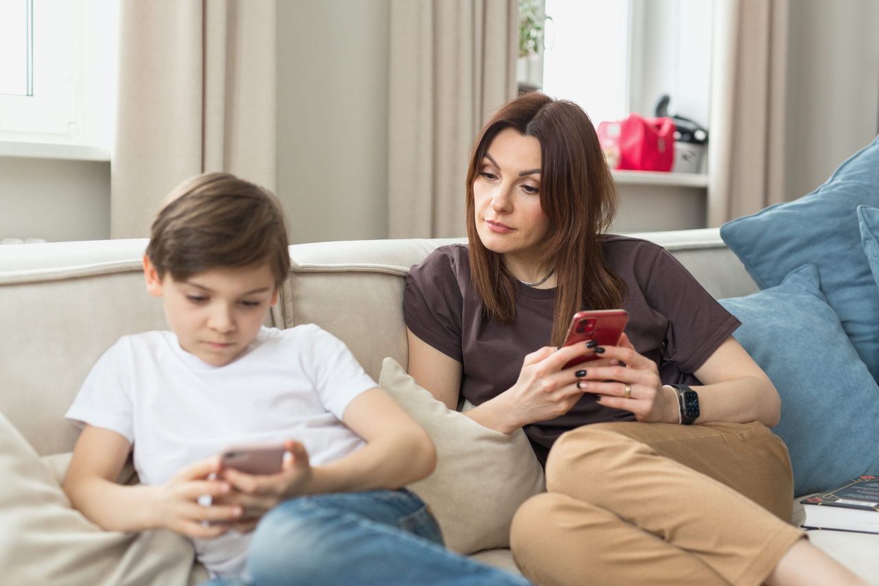 How social media affects mom mental health