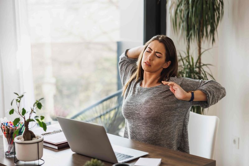 Simple stretching routine for desk moms
